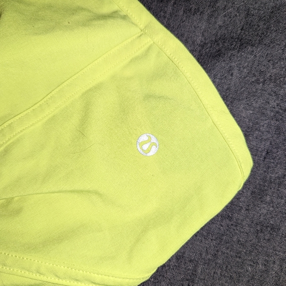 Women Lululemon Tracker Mid-Rise Lined Short 4" Highlight Yellow Size 8 - Picture 6 of 6